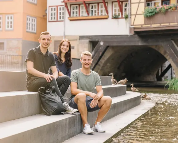Studierende bei der Krämerbrücke Erfurt