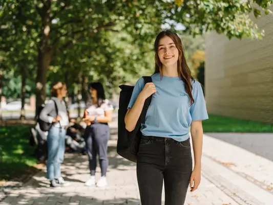 Studentin auf dem Campus