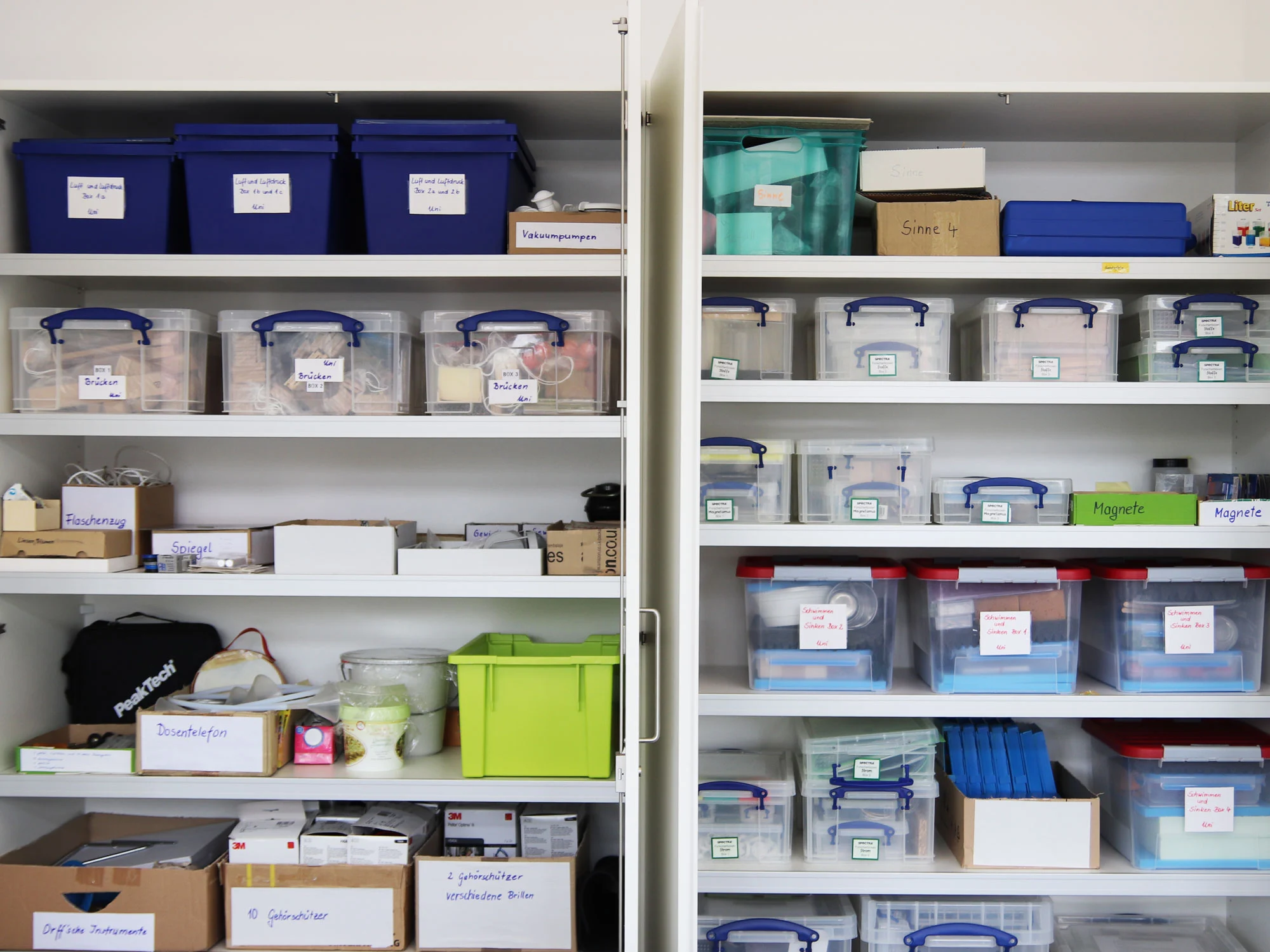 Materialsammlung des Sachunterrichtslabors (fertig gepackte Experimentierkästen als Schulklassensatz)