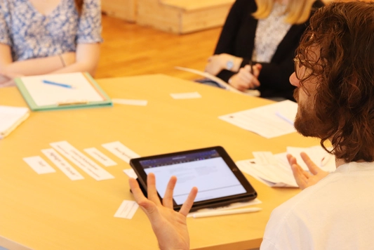 Studierende Grundschule Praktikum Uni Erfurt Student mit Tablet