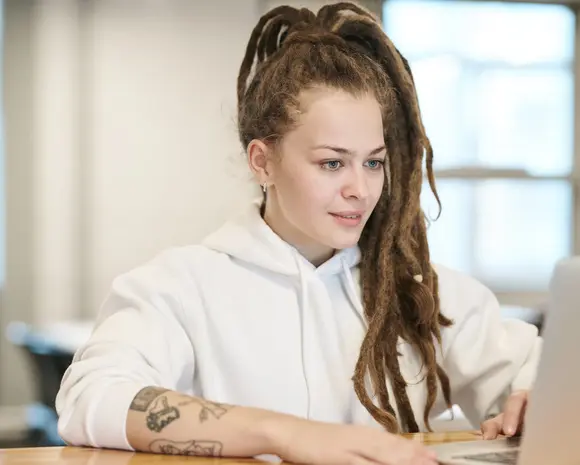 Studentin am Laptop