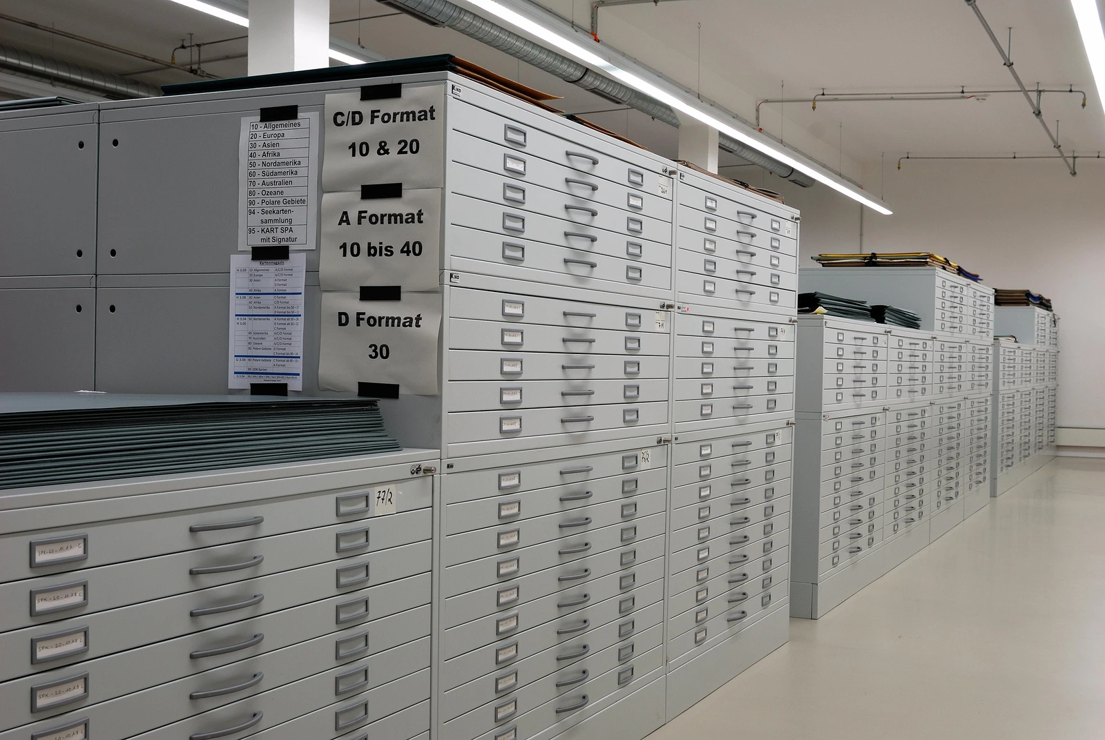 Modernes Ablagesystem für Karten in der Sammlung Perthes