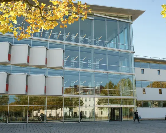 Ausßenansicht der Universitätsbibliothek der Universität Erfurt 