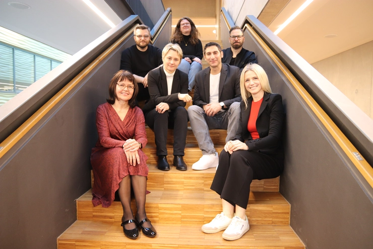 Gruppenfoto auf der Treppe sitzend