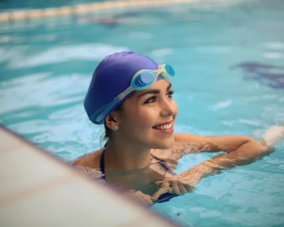 Studierende in einem Schwimmbecken