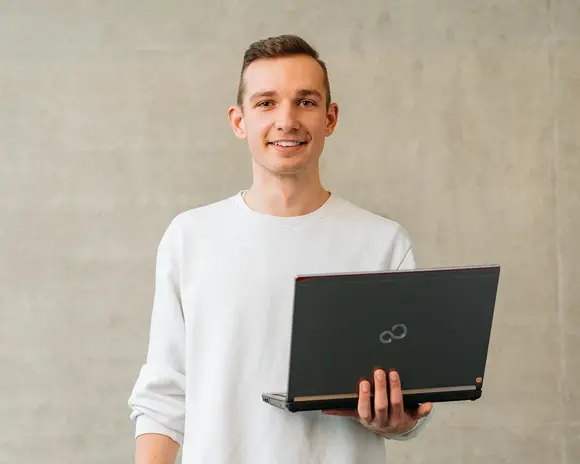 Student mit Laptop in der Hand