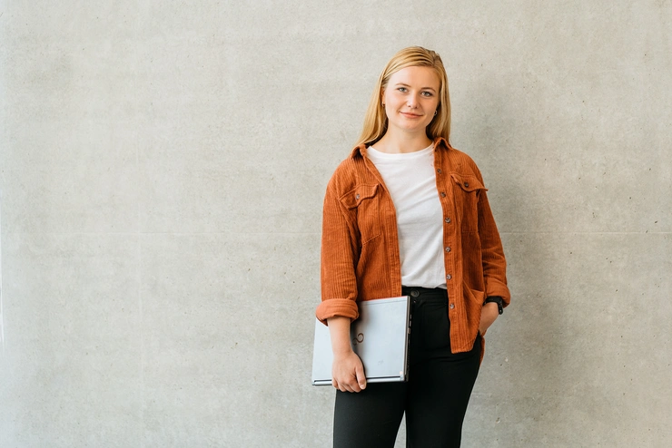 Studentin mit Buch Uni Erfurt