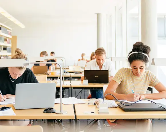 Studierende in der Bibliothek