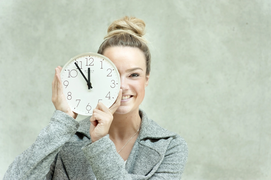 Eine Frau hält eine Uhr